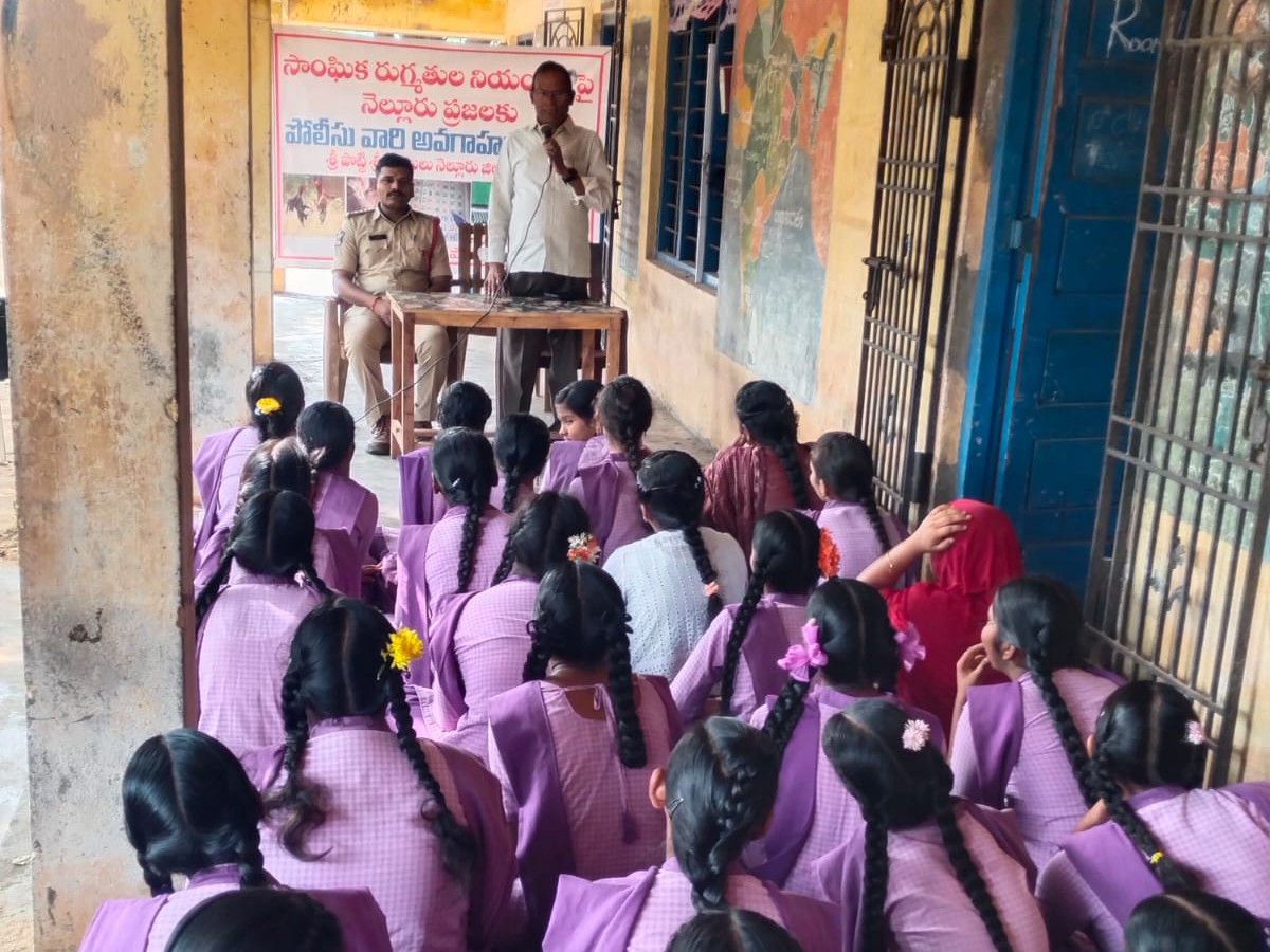 చట్టాలపై విద్యార్థులకు అవగాహన కలిగి ఉండాలి