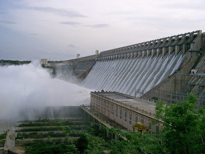 సాగర్‌ డ్యామ్‌ వద్ద హైడ్రామా