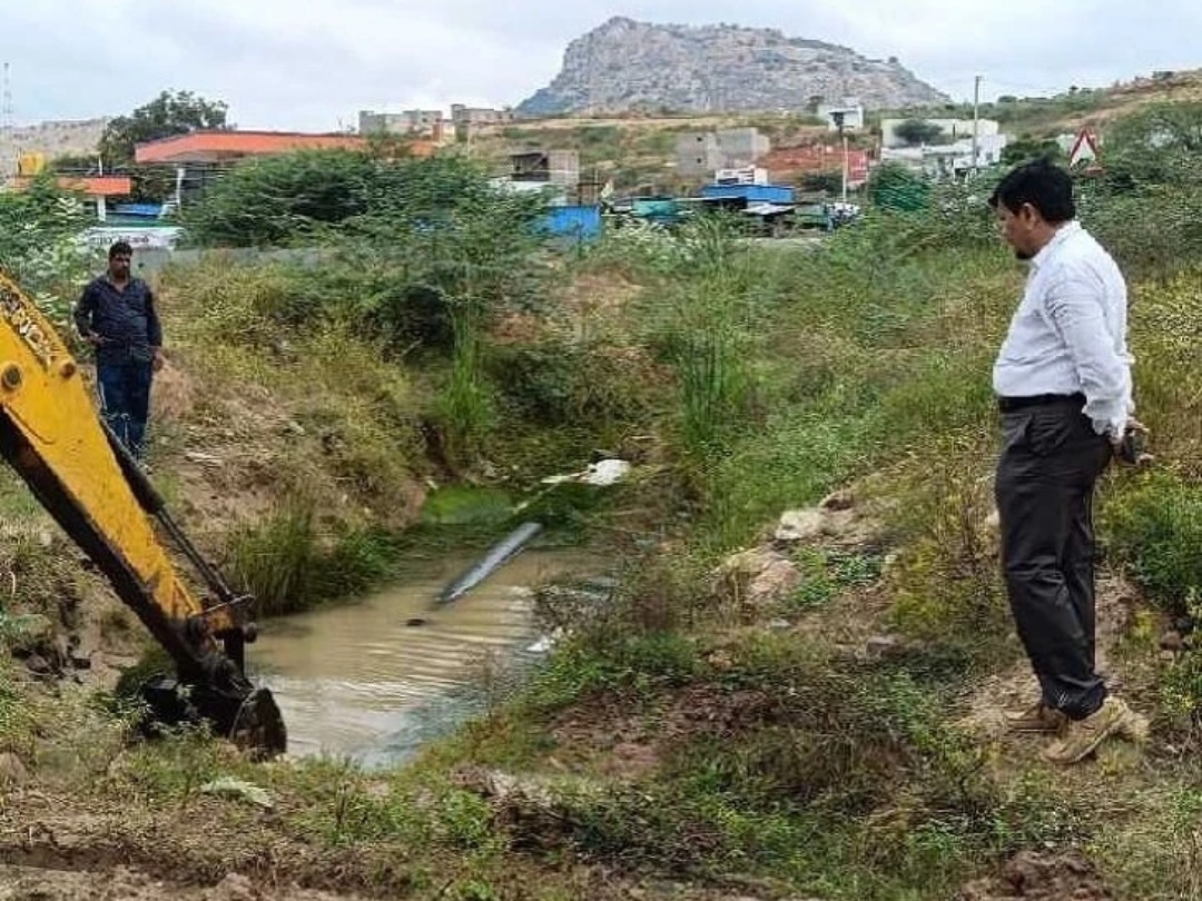 పైపులైన్ లీకేజీ మరమ్మత్తు పనుల పరిశీలన