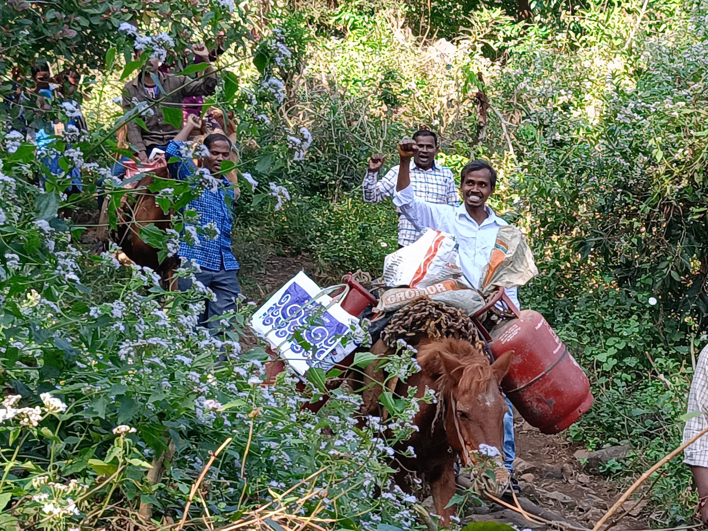 రోడ్డుకు అనుమతులు ఇప్పించాలని ర్యాలీ