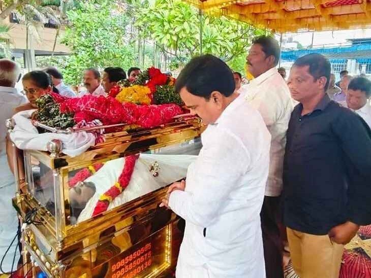 MLC తనయుడికి మాజీ డిప్యూటీ CM నివాళి