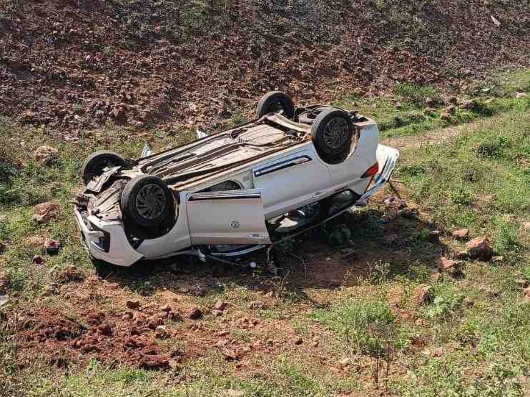 అదుపుతప్పి కాలువలోకి దూసుకెళ్లిన కారు