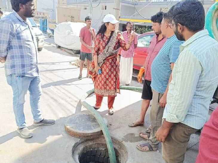 డ్రైనేజ్ క్లీనింగ్ పనులను పరిశీలించిన కమిషనర్