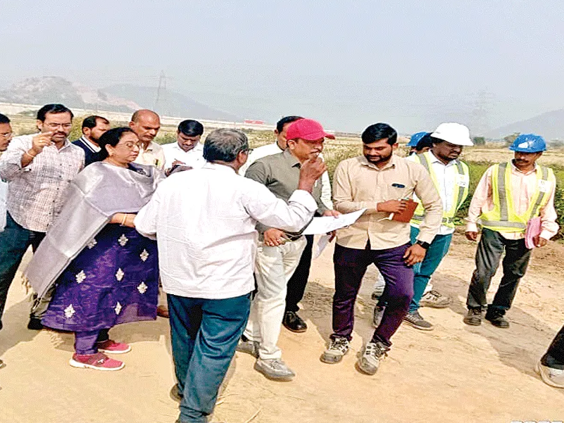 పోర్టు రోడ్డులో వంశధార కాలువ పరిశీలన