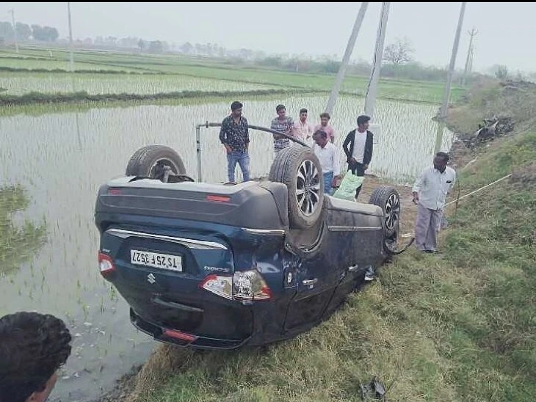 కొత్తపల్లి గ్రామ శివారులో కారు బోల్తా