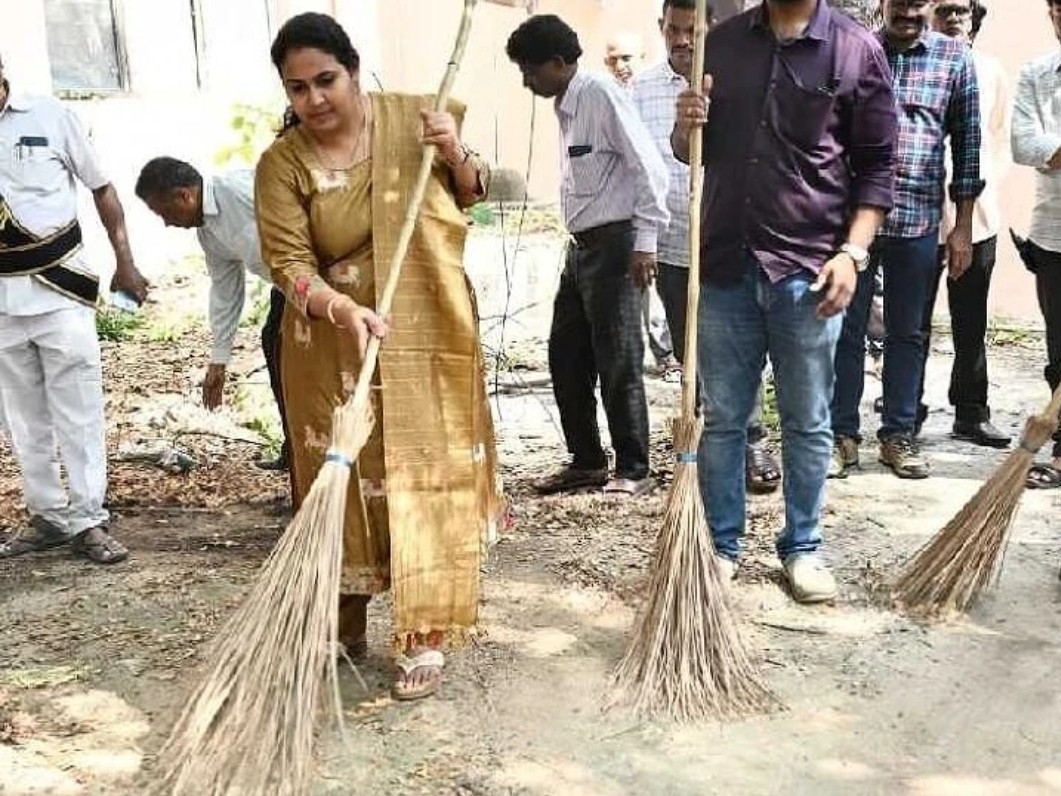 చీపురు పట్టి ఊడ్చిన కమిషనర్ మౌర్య