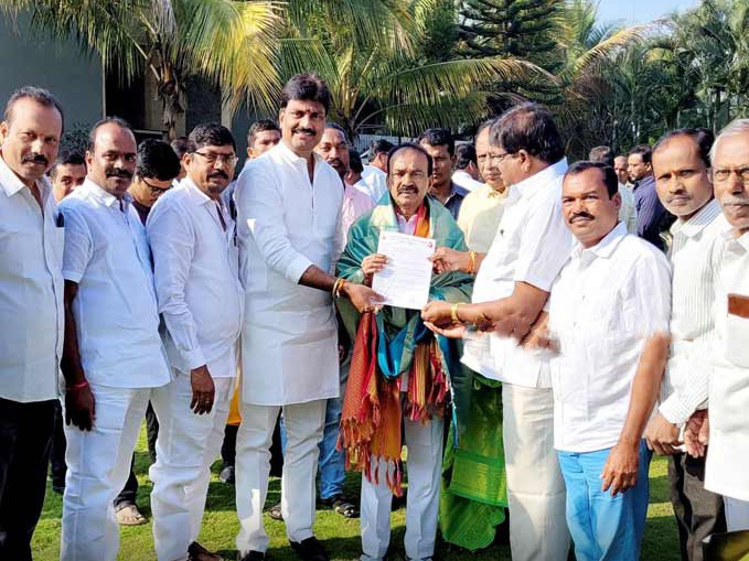 కాలనీలో సమస్యలపై ఎంపీకి వినతి