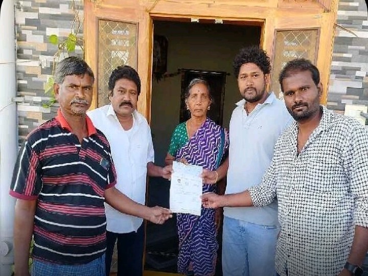 సీఎంఆర్ఎఫ్ చెక్కుల పంపిణీ.