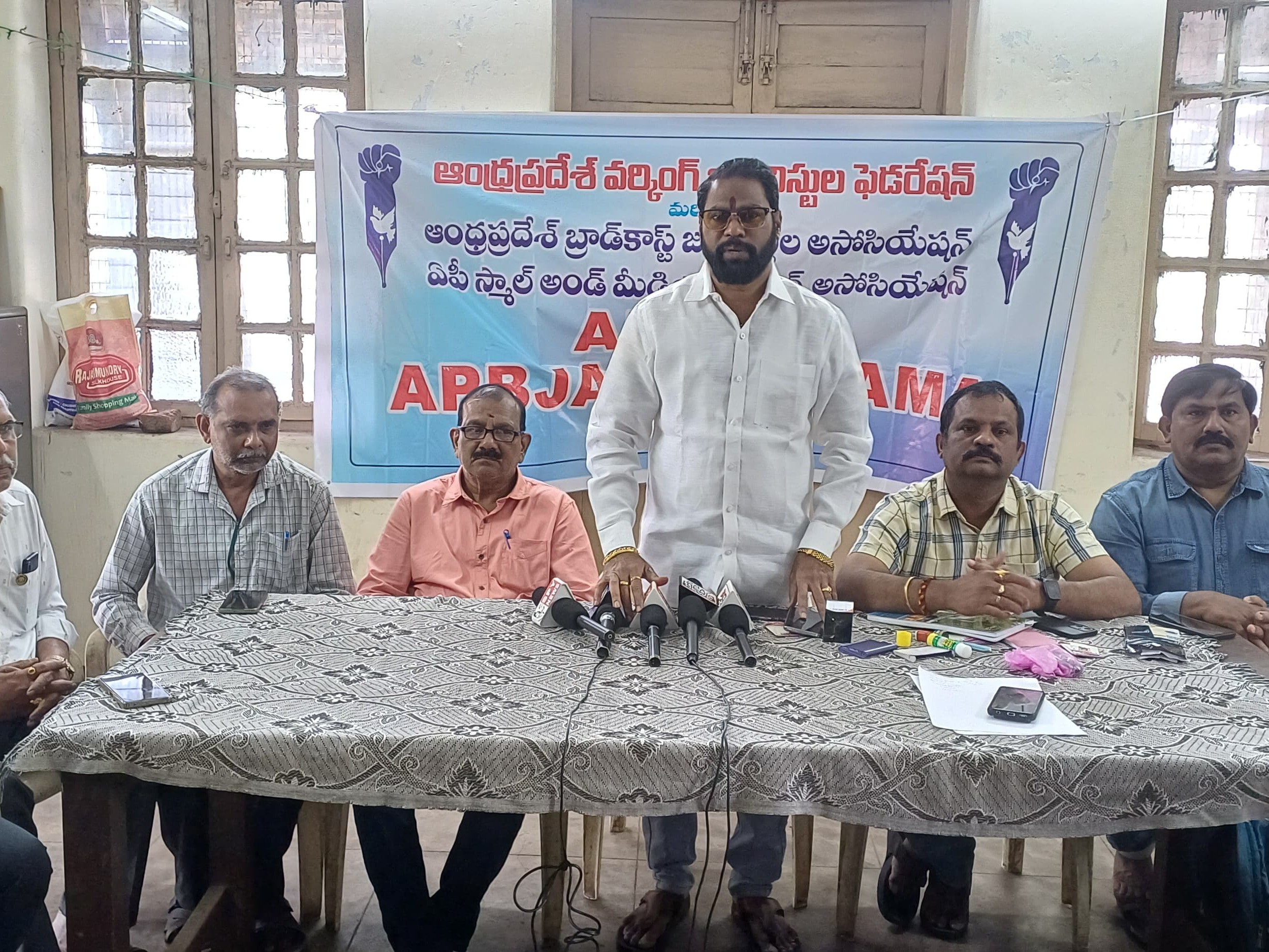 జర్నలిస్టుల సంక్షేమమే లక్ష్యం