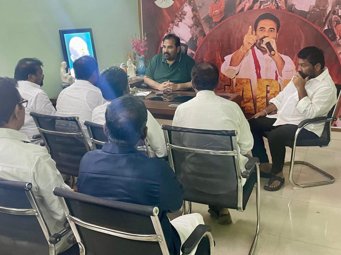 కార్యకర్తల కష్టనష్టాలపై ప్ర‌త్యేక‌ దృష్టి పెట్టండి