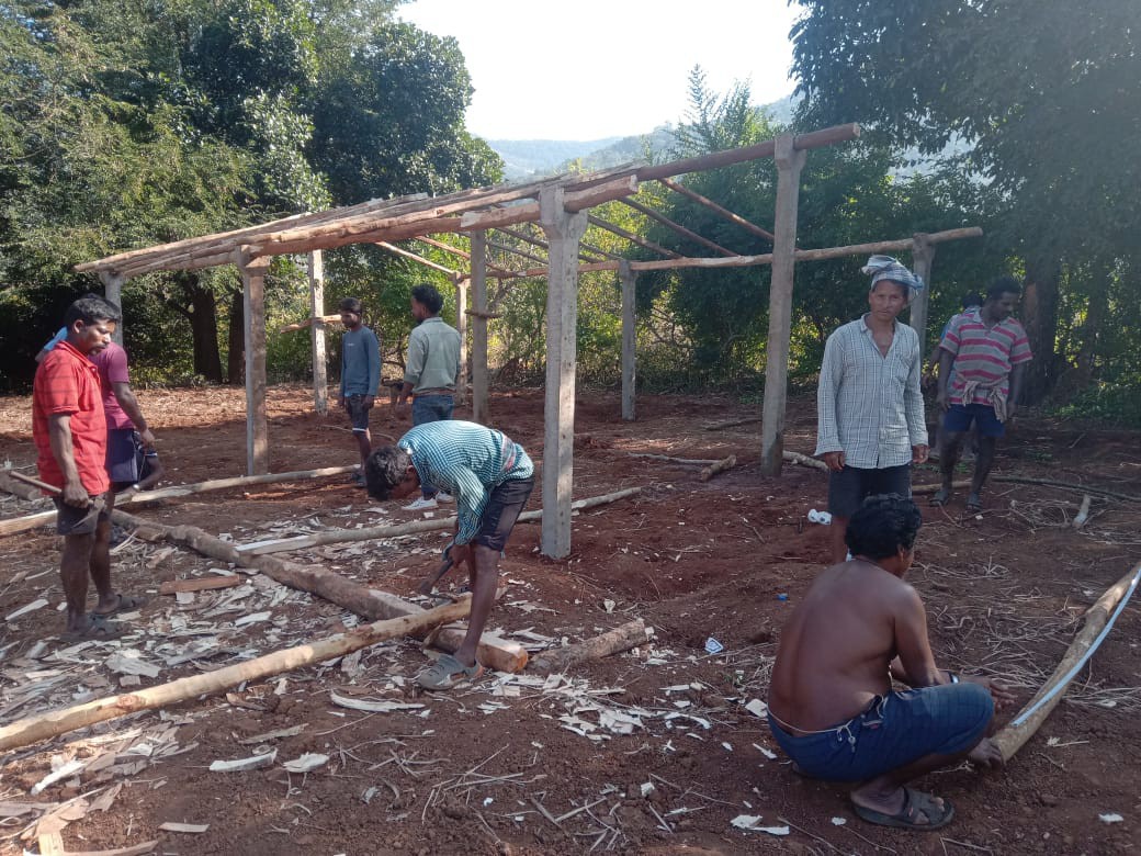 సొంతంగా శ్రమదానంతో పాఠశాల భవనం