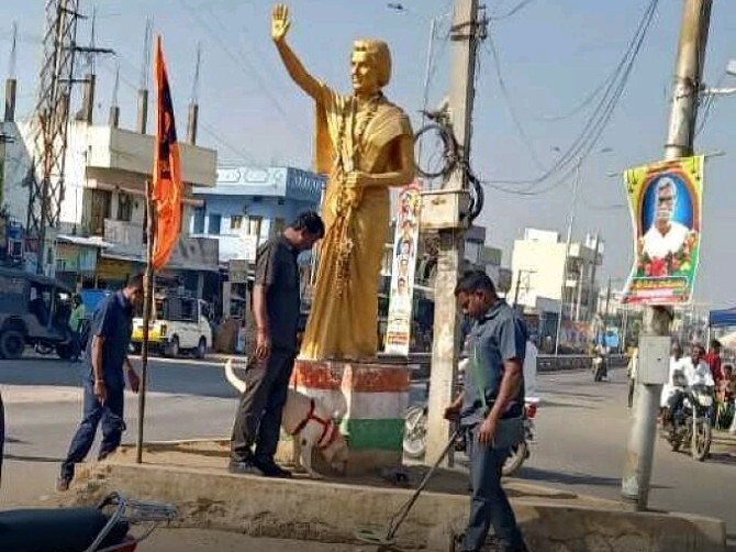 మండల కేంద్రంలో పోలీసుల డాగ్ స్క్వాడ్ తనిఖీలు