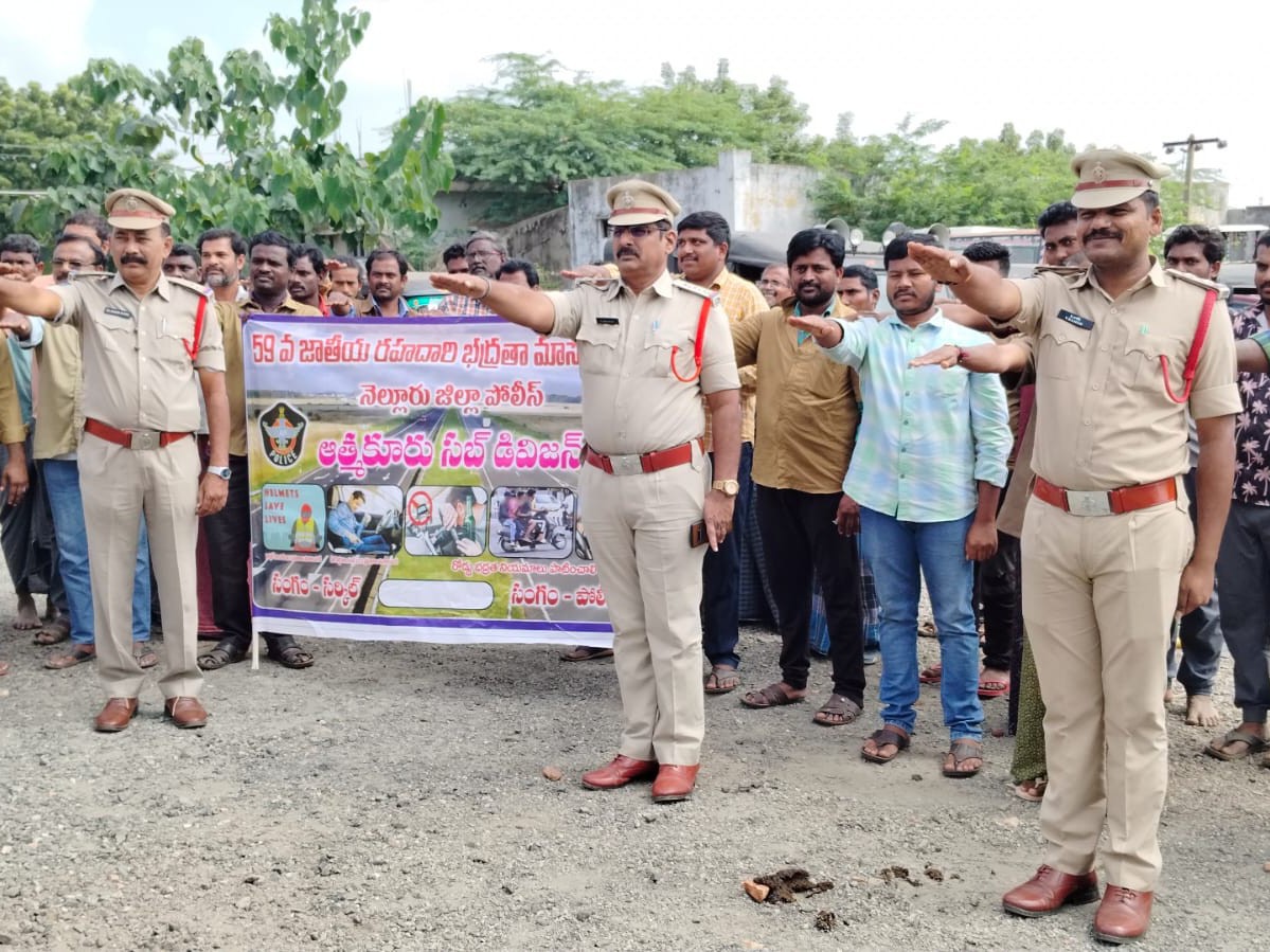 రోడ్డు భద్రత వారోత్సవాలపై ఆటో డ్రైవర్లకు అవగాహన