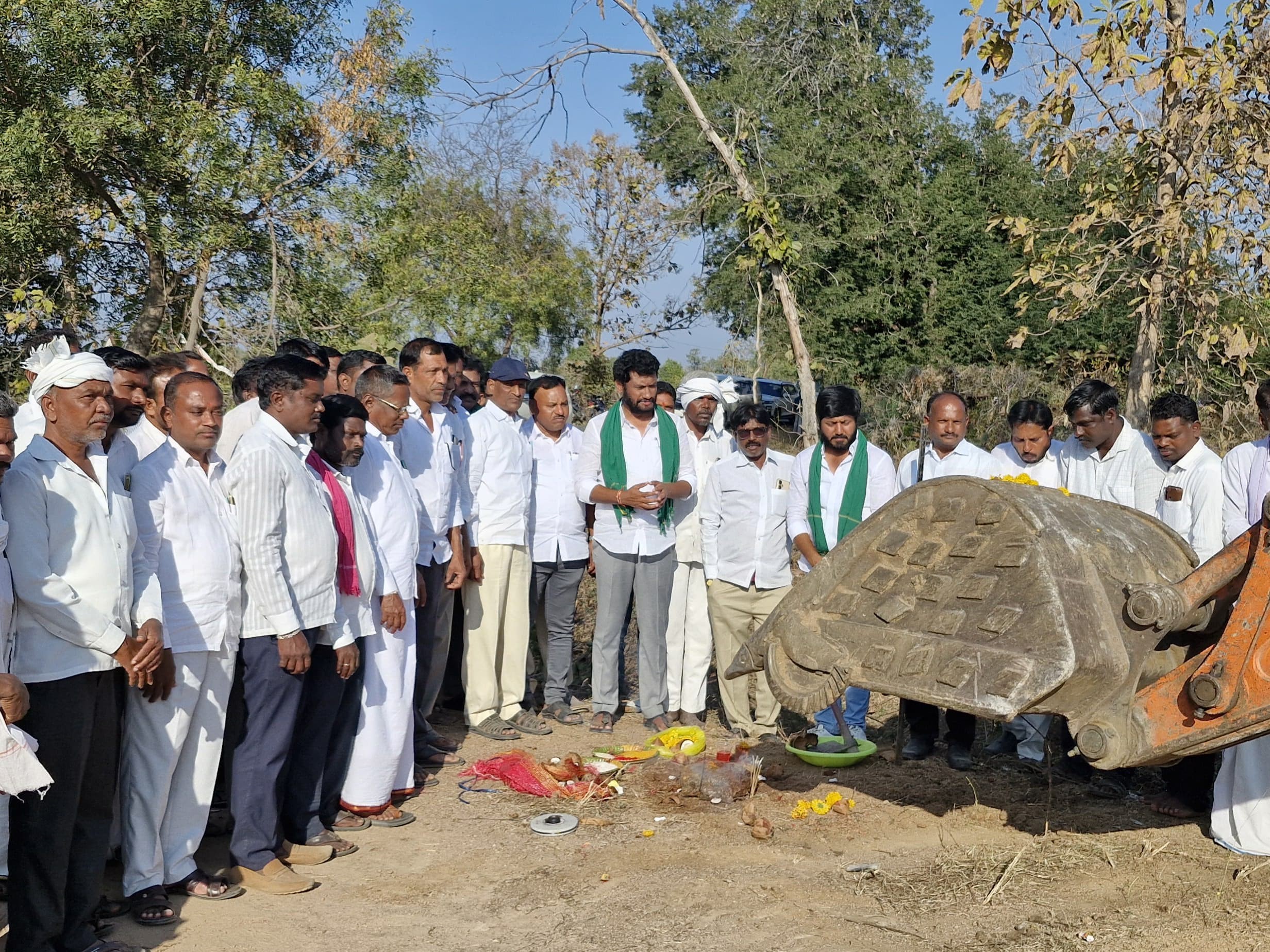 సమిష్టిగా పనిచేసి గ్రామాన్ని అభివృద్ధి చేద్దాం: ఎమ్మెల్యే