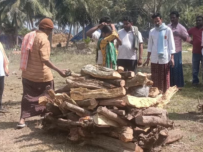 తాతకు తలకొరివి పెట్టిన మనవరాలు