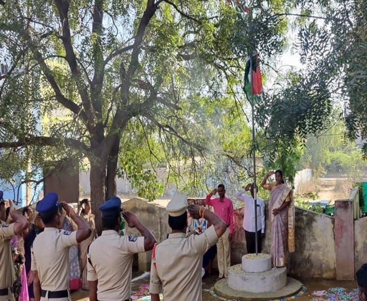 తహశీల్దార్ కార్యాలయంలో రెపరెపలాడిన జాతీయ జెండా