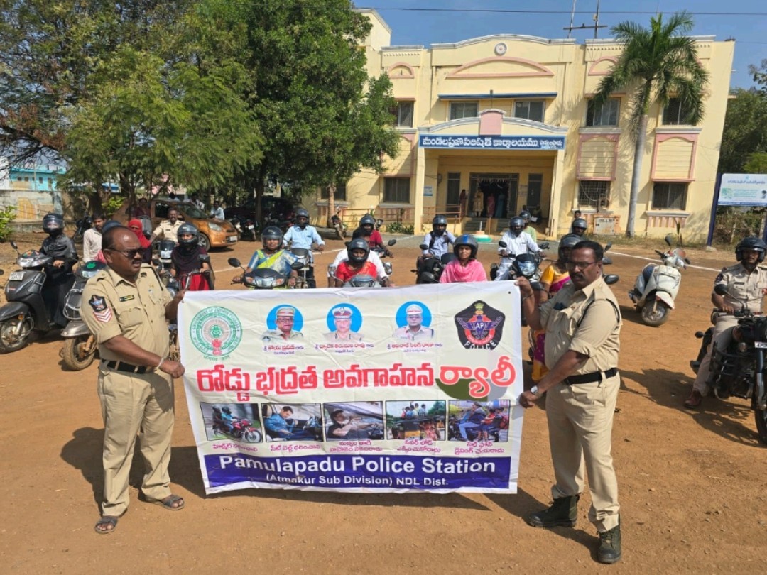 ‘వాహనదారులు రోడ్డు భద్రత నిబంధనలు పాటించాలి’