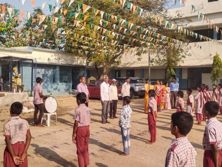 ప్రభుత్వ పాఠశాలను ఆకస్మికంగా తనిఖీ చేసిన డీఈవో