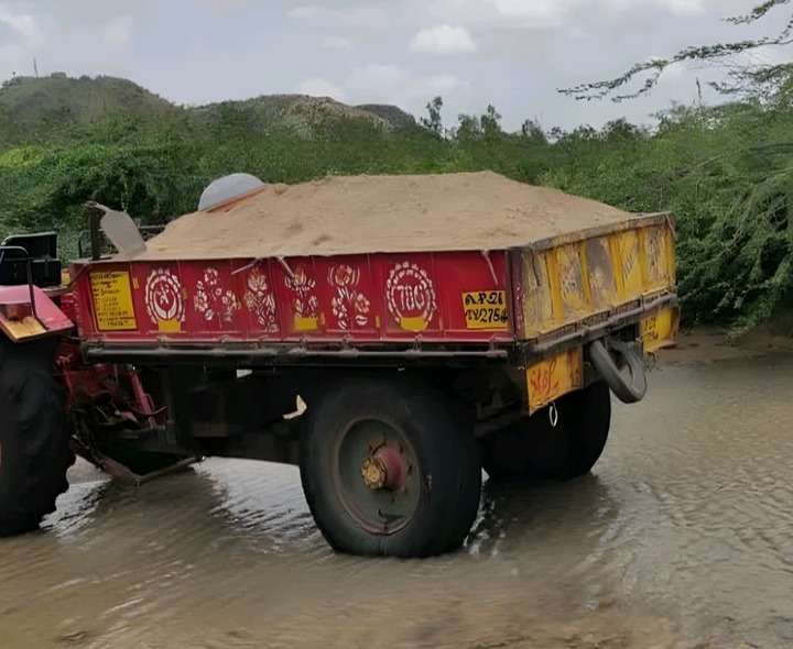 అక్రమంగా తరలిస్తున్న ఇసుక ట్రాక్టర్ పట్టివేత