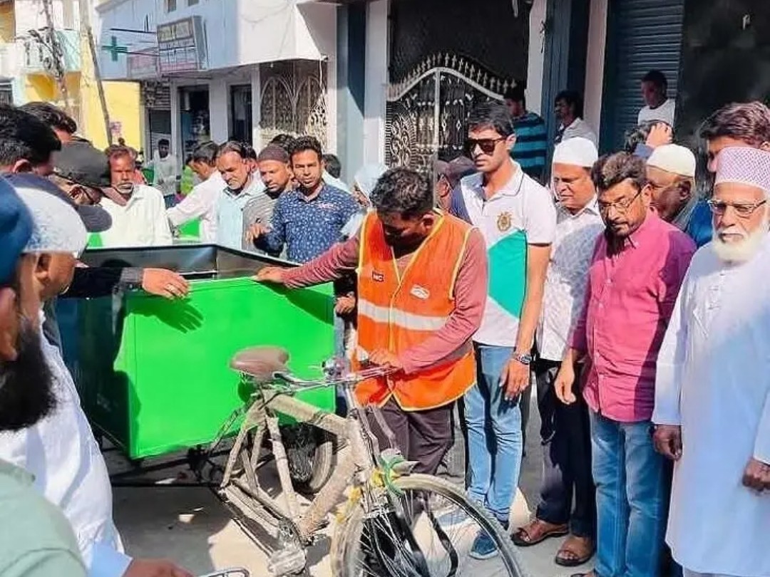 స్వచ్ఛ రిక్షాలను అందజేసిన ఎమ్మెల్యే