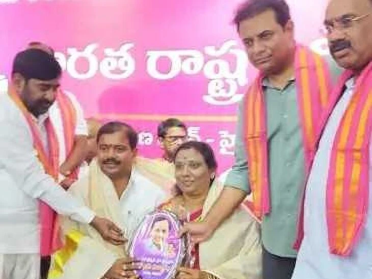 మాజీ మున్సిపల్ ఛైర్మన్‌కు కేటీఆర్ సన్మానం