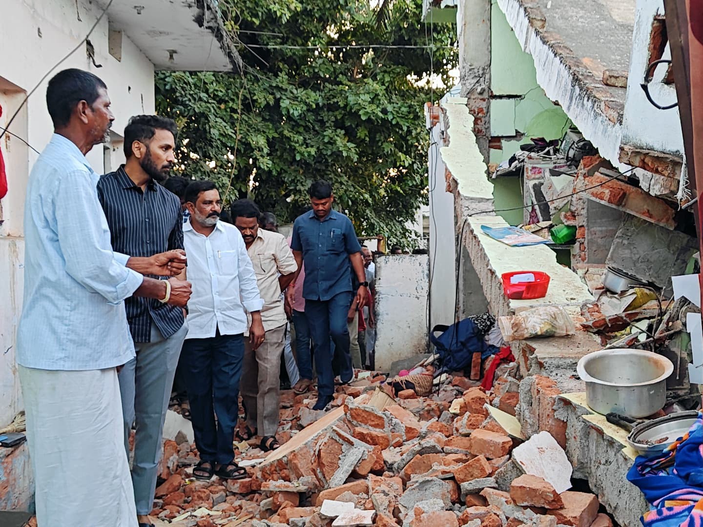 బాధిత కుటుంబాలను పరామర్శించిన మాజీ ఎమ్మెల్యే