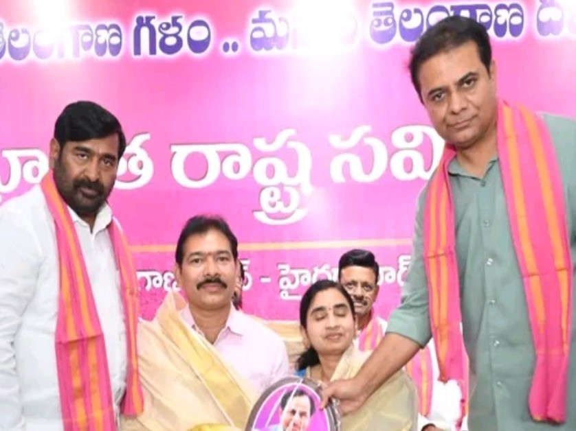 మాజీ మున్సిపల్ ఛైర్మన్ ను సన్మానించిన కేటీఆర్