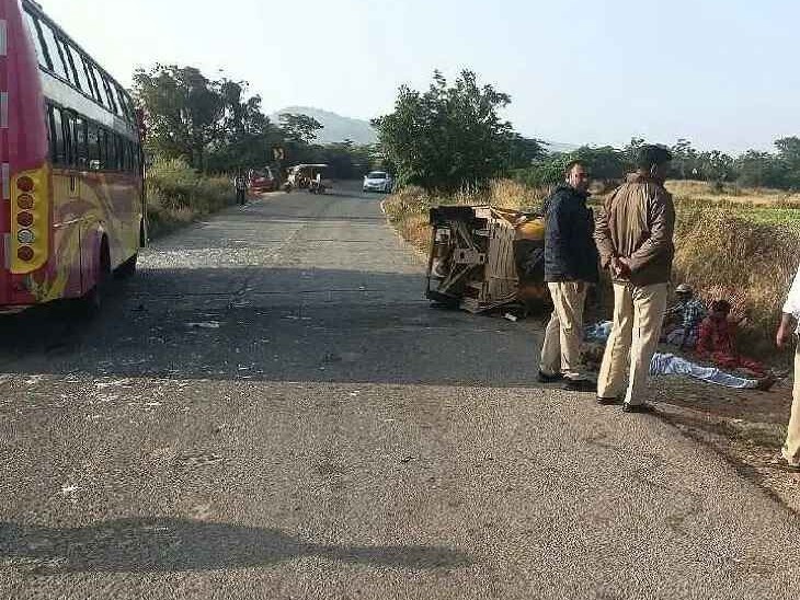 కూలీల ఆటోను ఢీకొట్టిన బస్సు