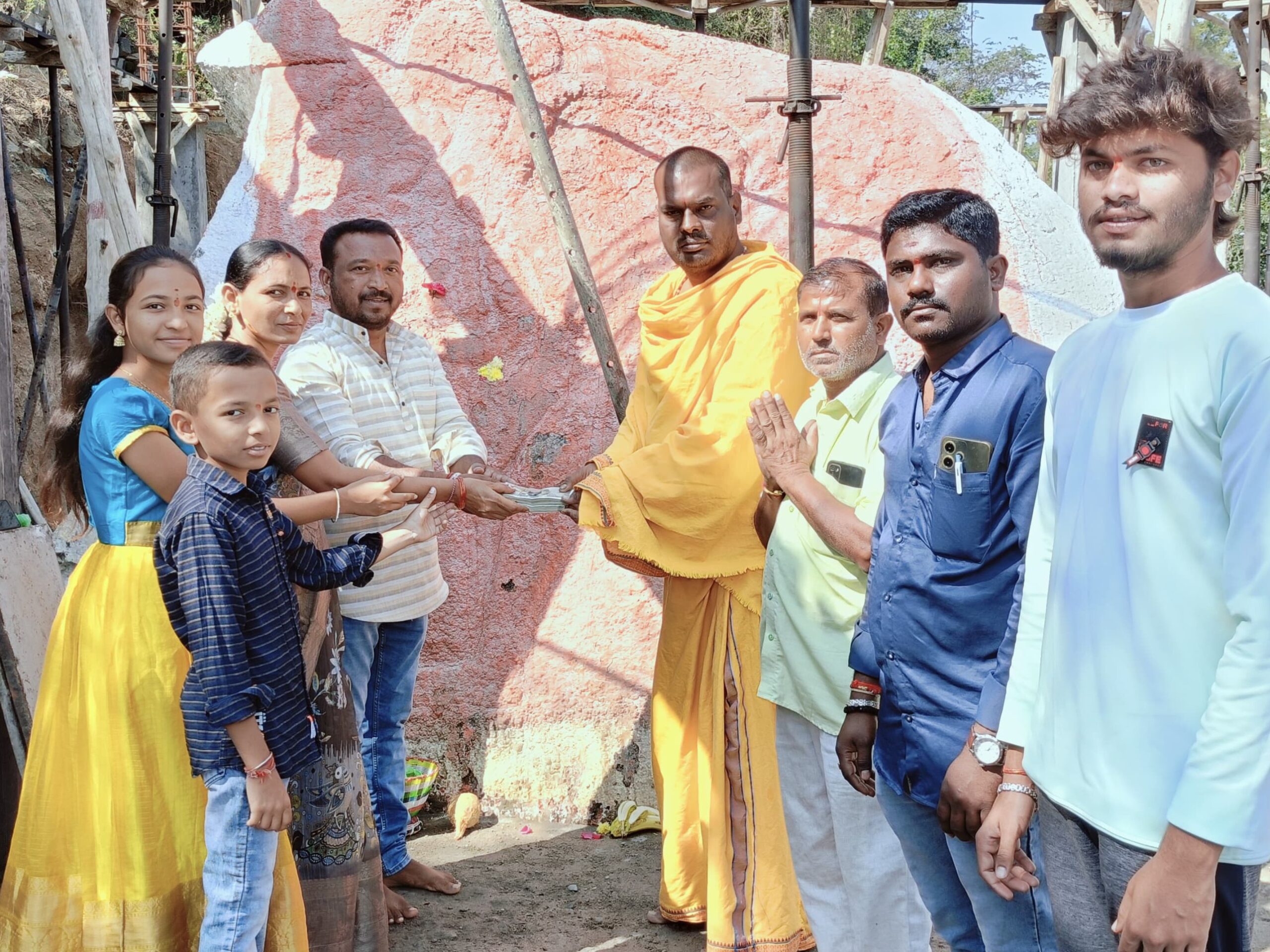 దేవాలయ నిర్మాణానికి భారీ విరాళం