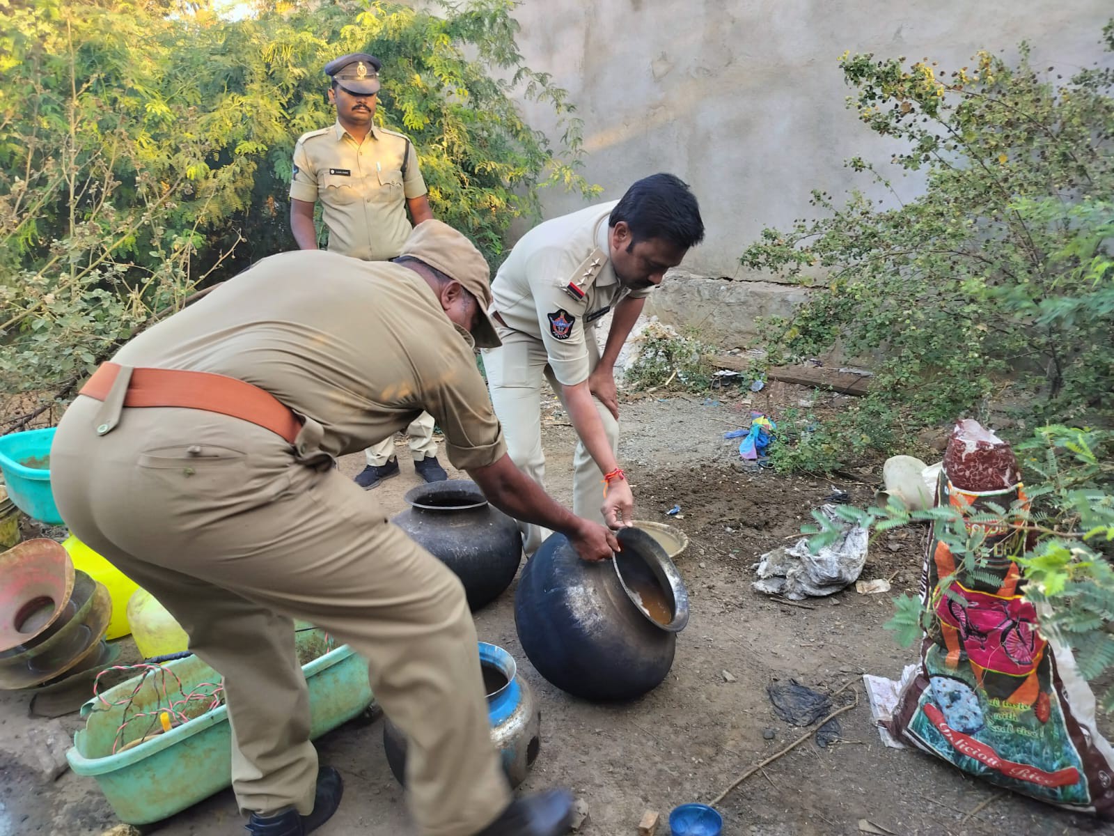 నందికొట్కూరు షికారి పేటలో పోలీసుల దాడులు