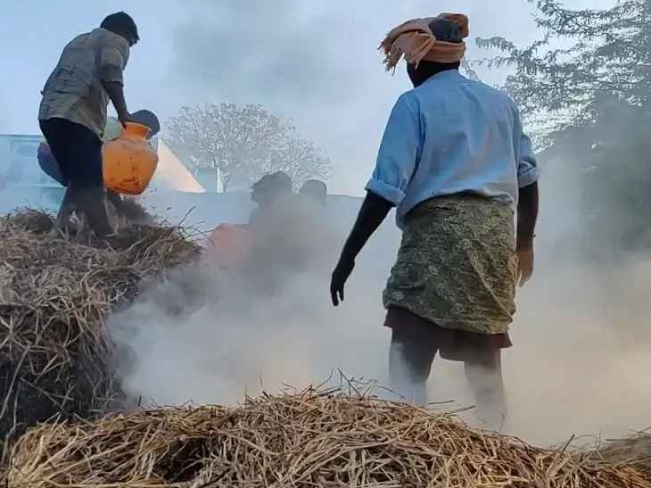 అగ్ని ప్రమాదం.. గడ్డి వాములు దగ్ధం