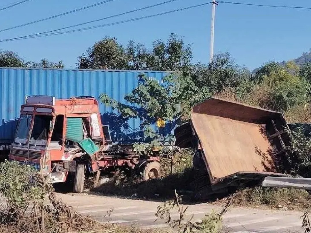 మొగిలి ఘాట్ వద్ద ప్రమాదం.. ఇద్దరికి గాయాలు