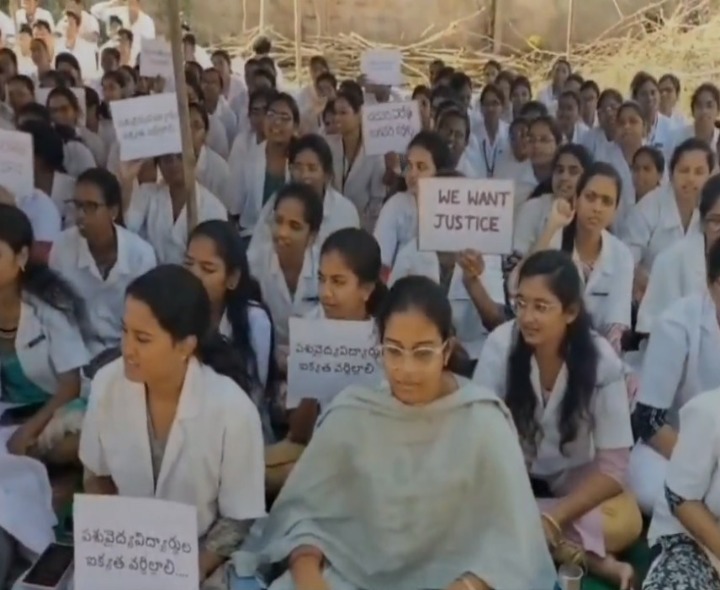 గరివిడిలో పశువైద్య విద్యార్థుల ఆందోళన