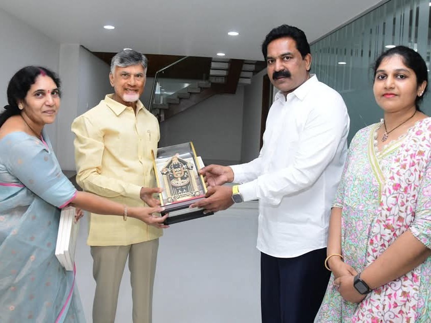 సీఎం చంద్రబాబును కలిసిన పెనమలూరు ఎమ్మెల్యే