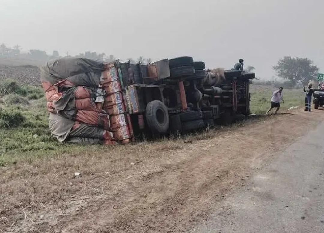 లారీ బోల్తా డ్రైవర్ కి గాయాలు