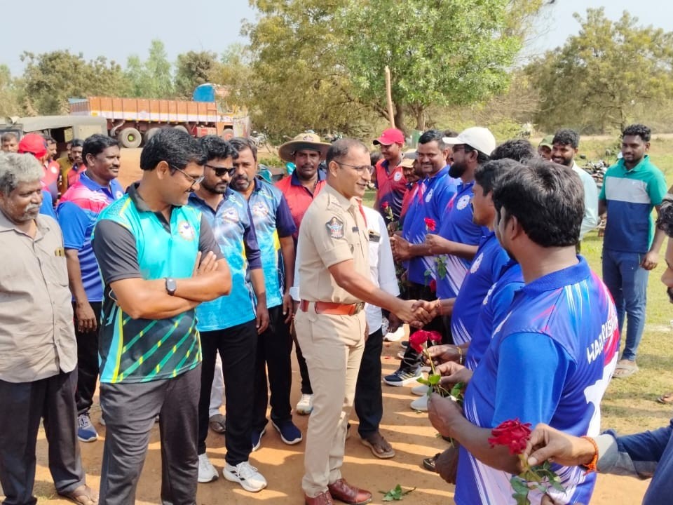 క్రికెట్ పోటీలను ప్రారంభించిన ఎస్సై