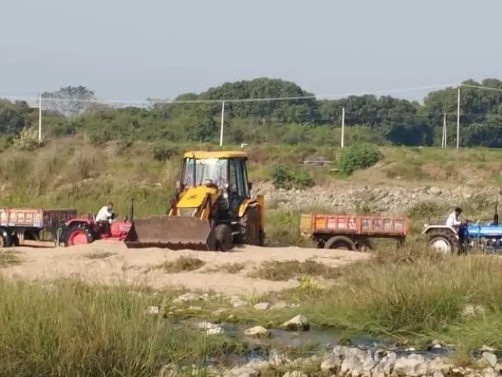 పైనంపల్లి ఏటి వద్ద అక్రమంగా ఇసుక రవాణా