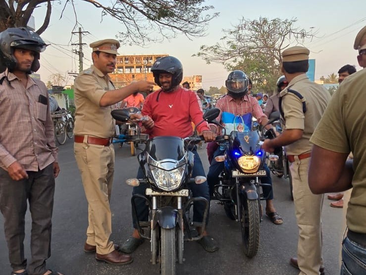 హెల్మెట్ పెట్టుకో- కీ చైన్ తీసుకో