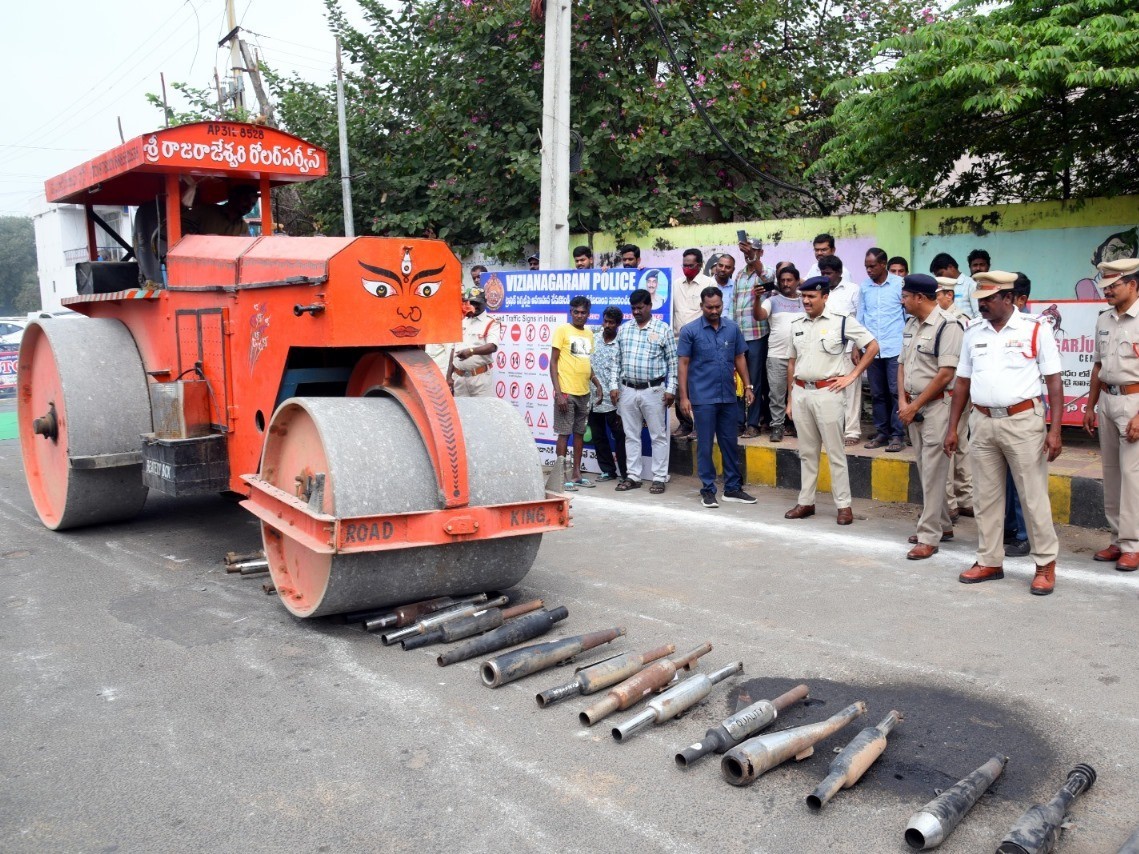 ‘సైలెన్సర్లను ద్వంసం చేసిన పోలీసులు’