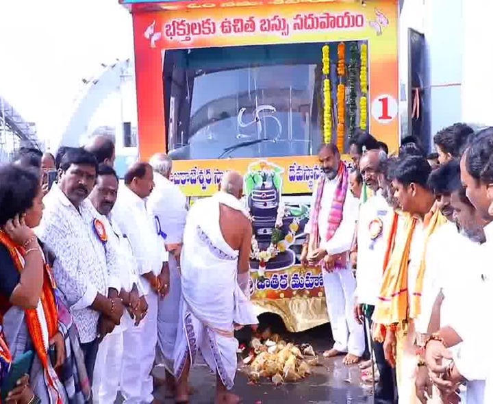 భక్తుల కోసం ఉచిత బస్సులు ప్రారంభించిన ఎమ్మెల్యే