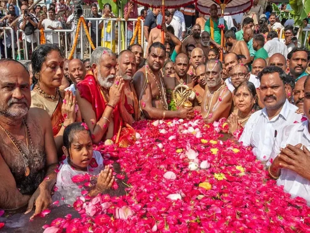 వైభవోపేతంగా చక్రధారుడికి చక్రస్నానం