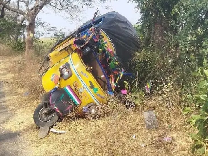 ఆటో బోల్తా..డ్రైవర్‌కు తీవ్రగాయాలు