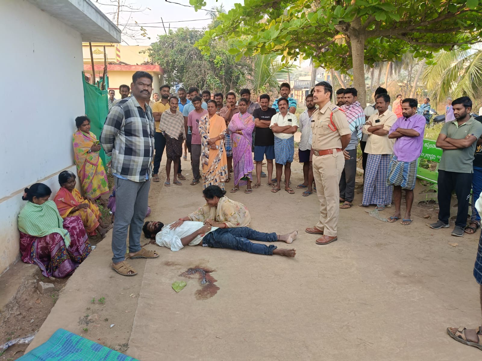 మేడ మీద నుంచి పడి వ్యక్తి మృతి