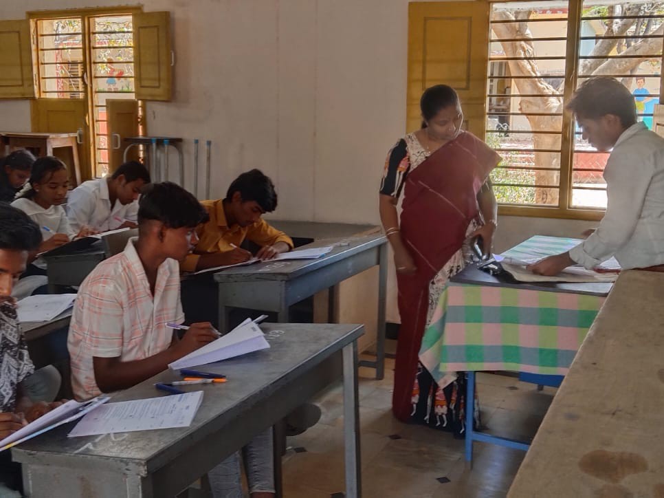 పరీక్ష కేంద్రాన్ని పరిశీలించిన తహసీల్దార్