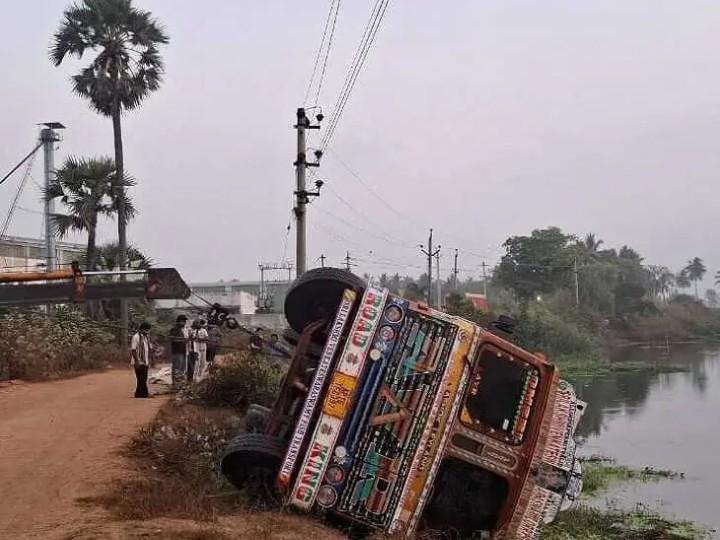 మురుగు కాలువలోకి దూసుకువెళ్ళిన రొయ్యల లారీ