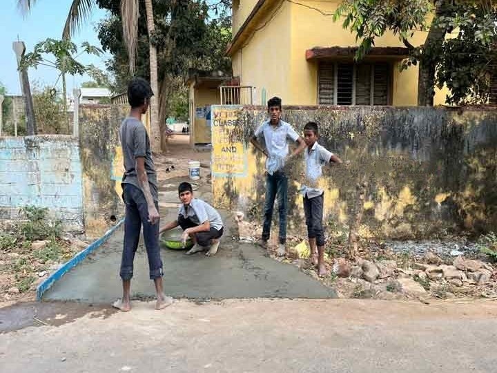 విద్యార్థులను తాపీ మేస్త్రీగా మార్చిన HM