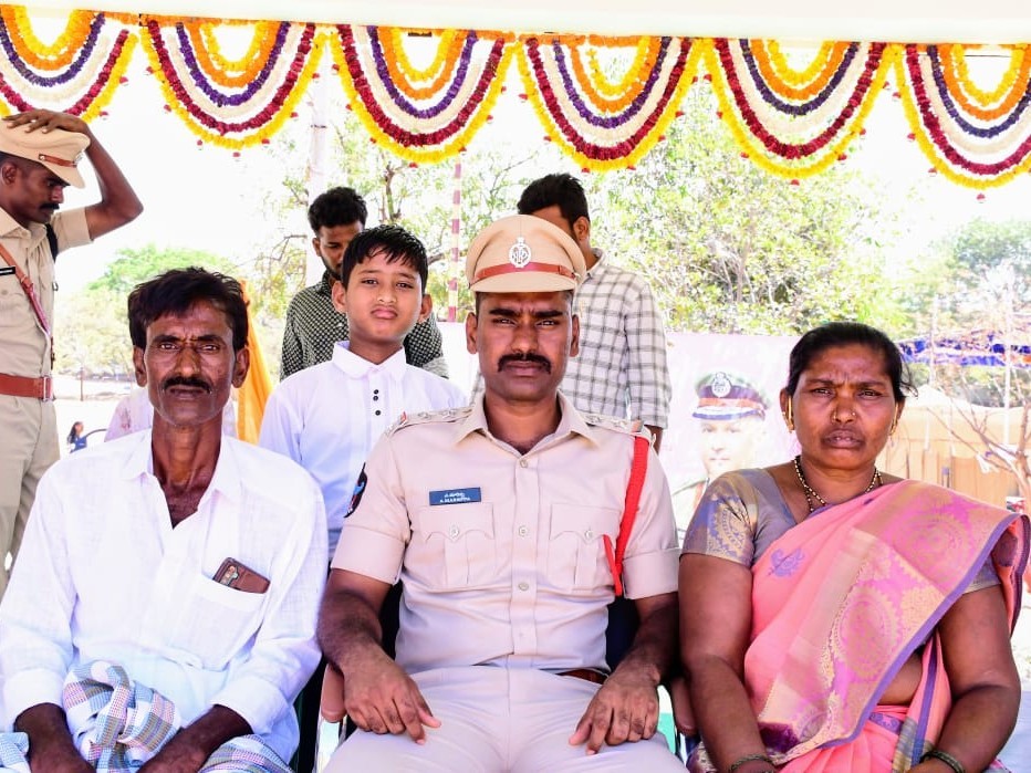 వలస కూలీల కొడుకు ఎస్సైగా ఎంపిక