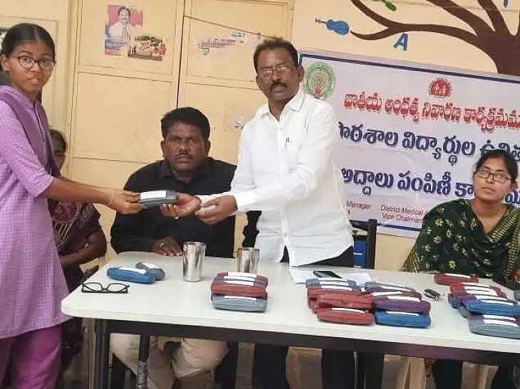 విద్యార్థులకు కంటి అద్దాలు పంపిణీ