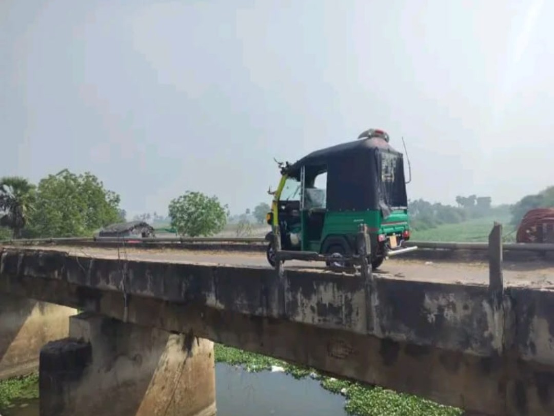 ప్రమాదకరంగా మారిన వంతెనపై వాహన ప్రయాణాలు