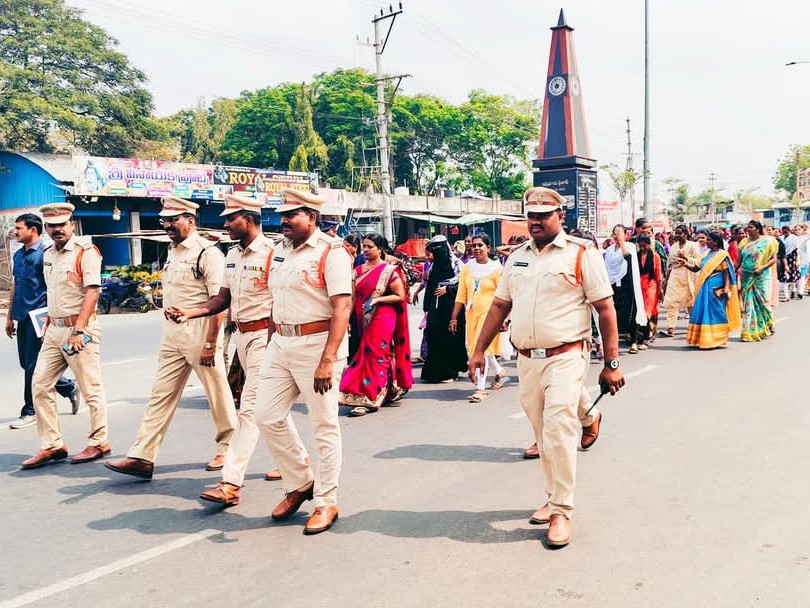 బాపట్ల పోలీసులు ఆధ్వర్యంలో ర్యాలీ